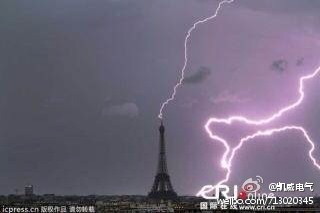 雷電擊中埃菲爾鐵塔.jpg
