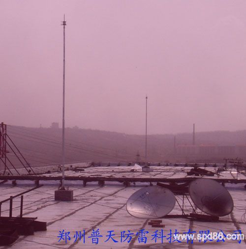 樓頂3支避雷針安裝圖