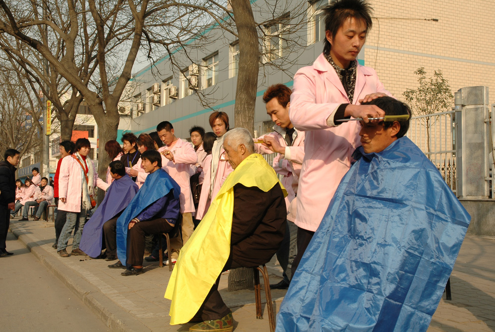 向?yàn)?zāi)區(qū)敬老院提供免費(fèi)剪發(fā)活動(dòng)