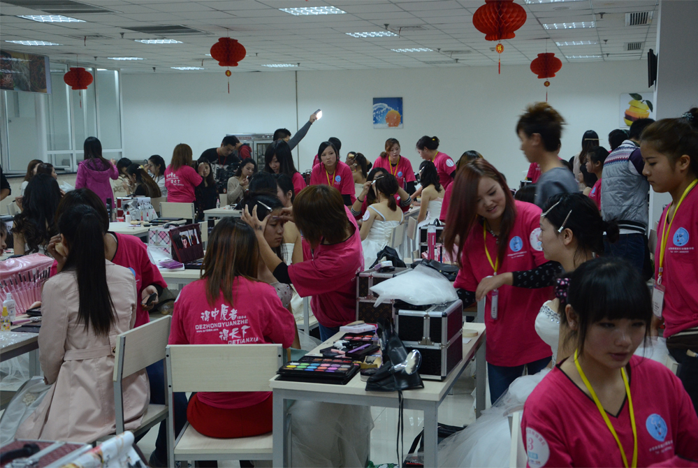 第三屆愛(ài)在中原大型集體婚禮化妝活動(dòng)