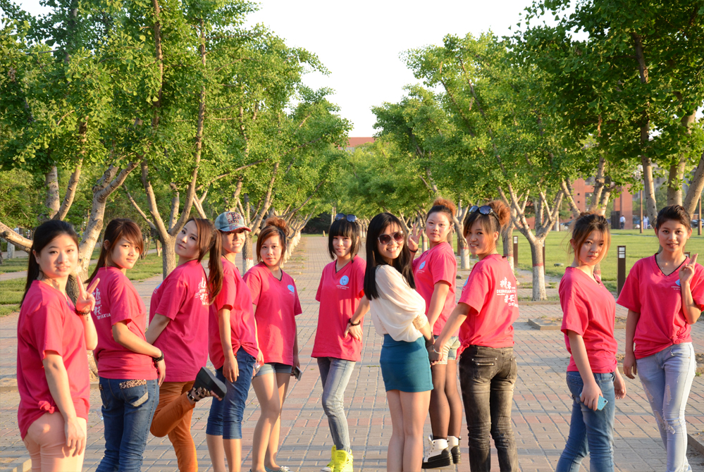 鄭州大學(xué)電氣工程學(xué)院慶五四歡送畢業(yè)生晚會(huì)化妝活動(dòng)