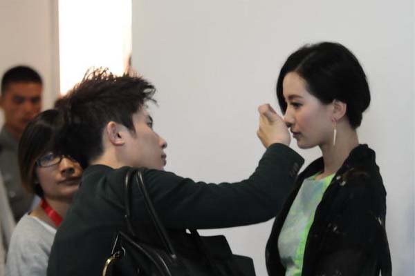 男孩學(xué)化妝有優(yōu)勢嗎？